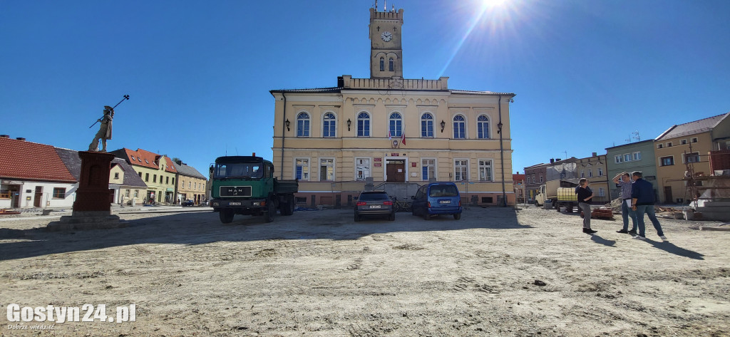 Spotkanie władz gminy z przedsiębiorcami na rynku w Krobi