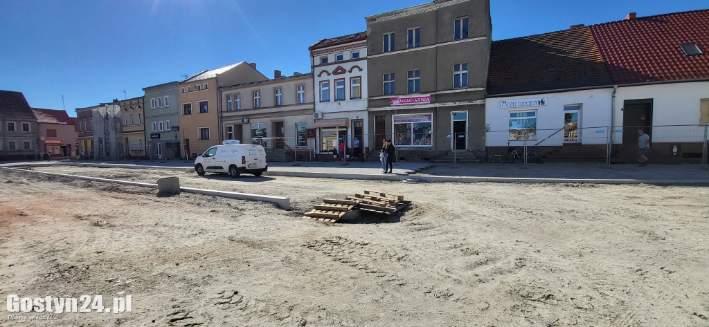 Spotkanie władz gminy z przedsiębiorcami na rynku w Krobi