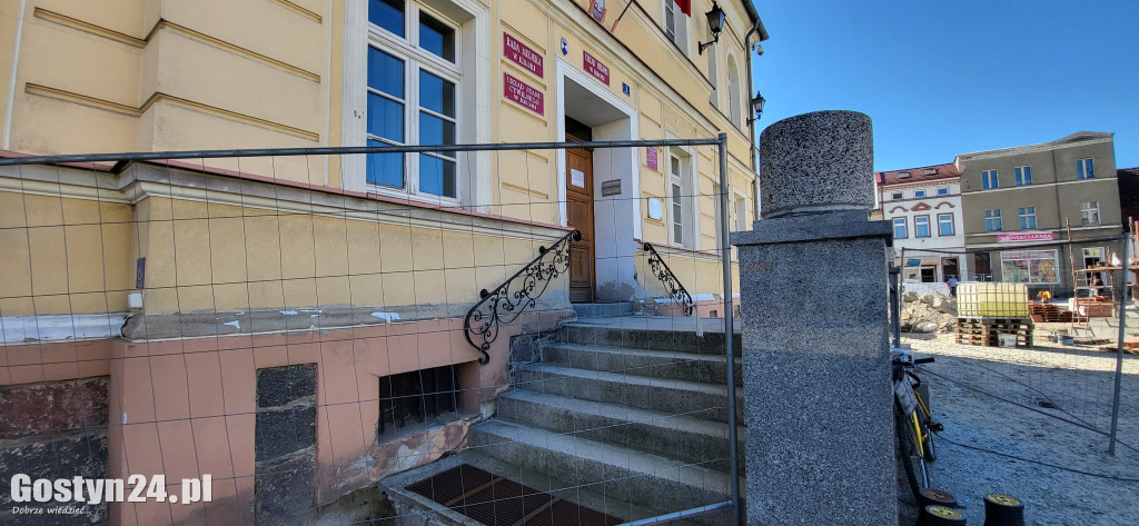 Spotkanie władz gminy z przedsiębiorcami na rynku w Krobi
