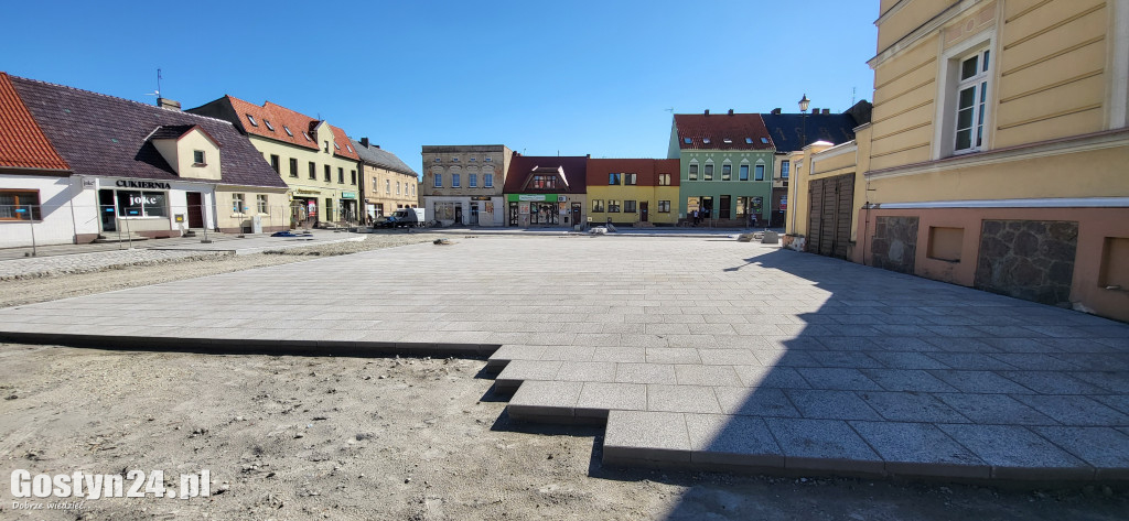 Spotkanie władz gminy z przedsiębiorcami na rynku w Krobi