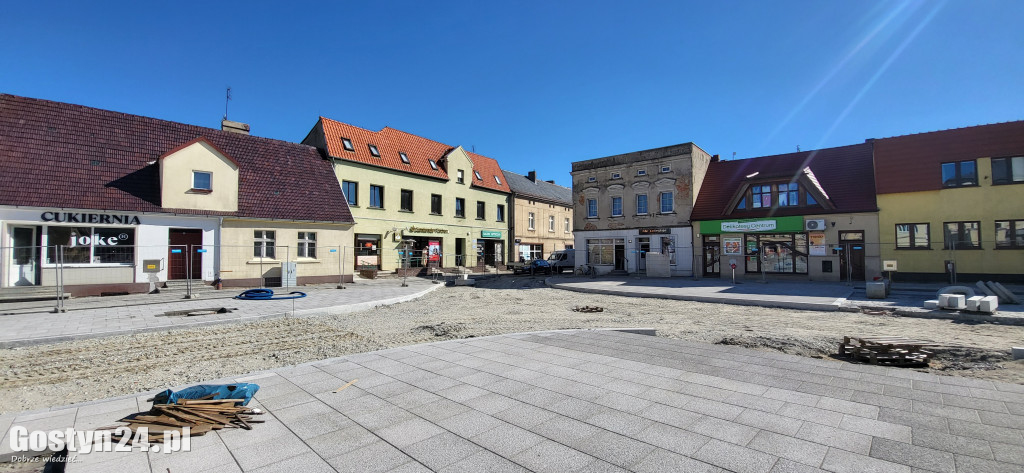 Spotkanie władz gminy z przedsiębiorcami na rynku w Krobi