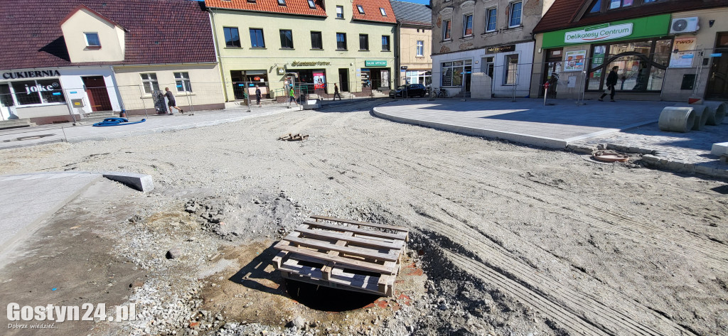 Spotkanie władz gminy z przedsiębiorcami na rynku w Krobi