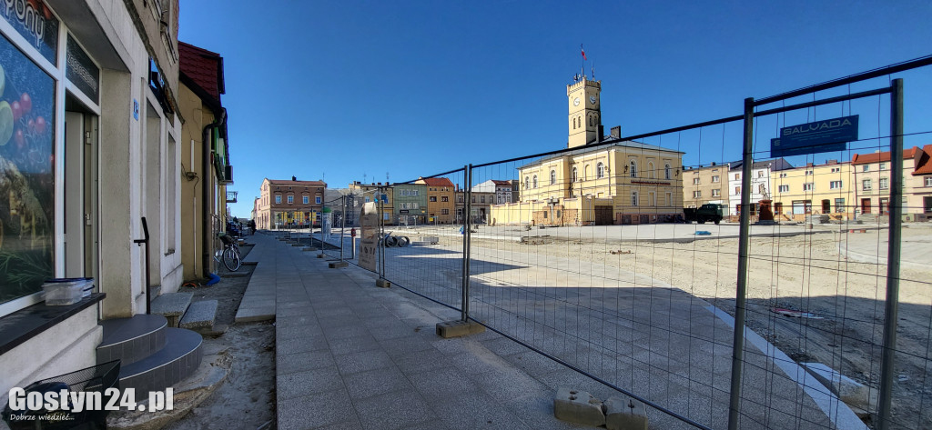 Spotkanie władz gminy z przedsiębiorcami na rynku w Krobi
