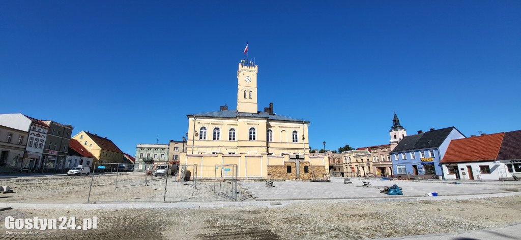 Spotkanie władz gminy z przedsiębiorcami na rynku w Krobi