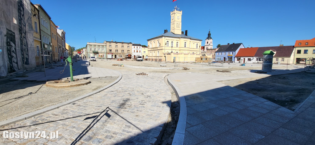 Spotkanie władz gminy z przedsiębiorcami na rynku w Krobi