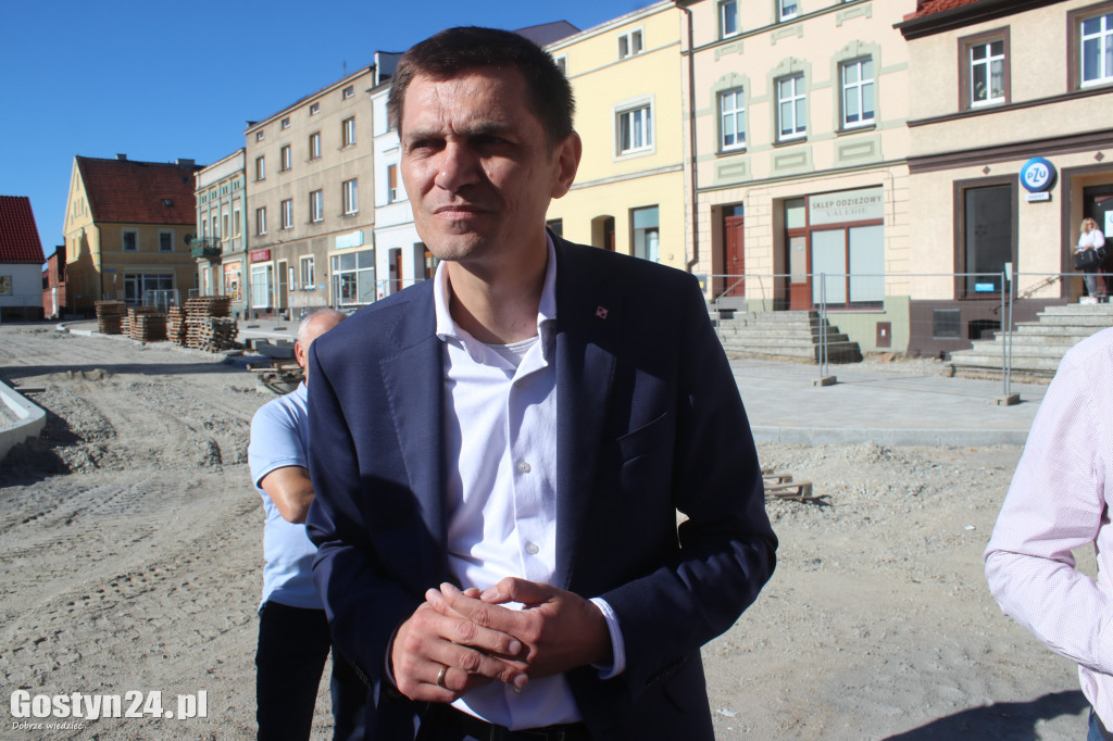 Spotkanie władz gminy z przedsiębiorcami na rynku w Krobi
