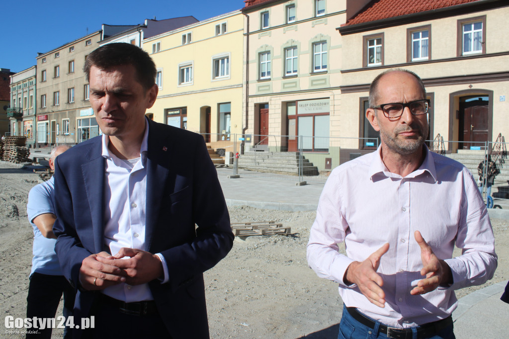 Spotkanie władz gminy z przedsiębiorcami na rynku w Krobi