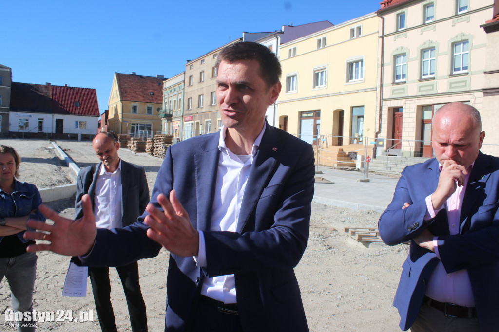 Spotkanie władz gminy z przedsiębiorcami na rynku w Krobi
