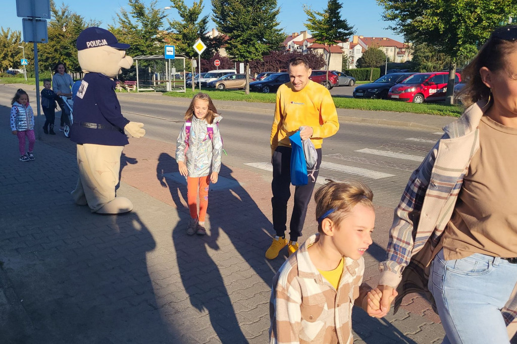 Policyjna akcja Pomachaj Kierowcy przy SP 1 w Gostyniu