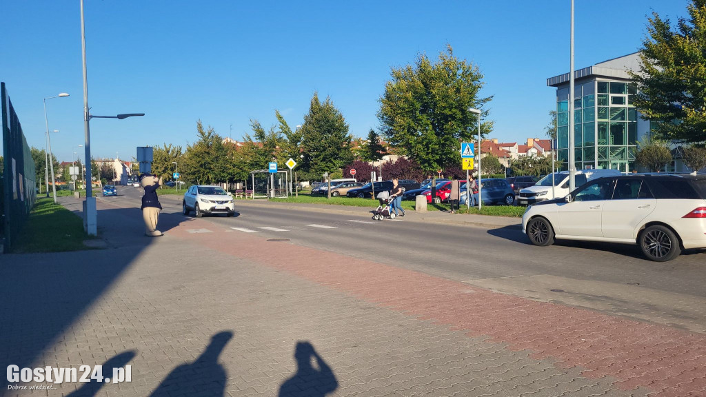 Policyjna akcja Pomachaj Kierowcy przy SP 1 w Gostyniu