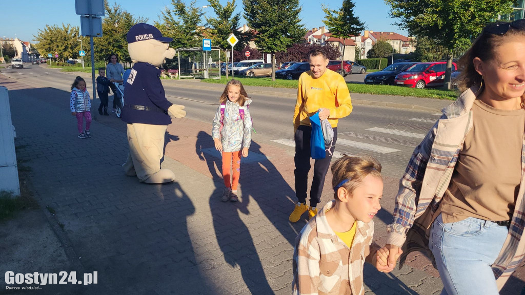 Policyjna akcja Pomachaj Kierowcy przy SP 1 w Gostyniu
