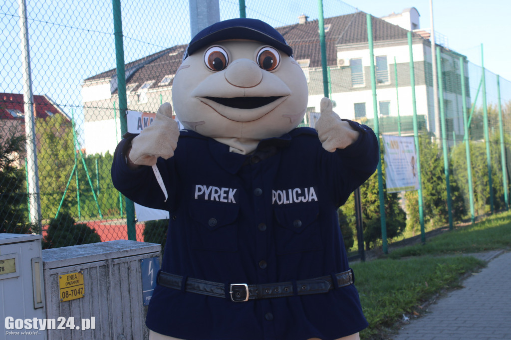 Policyjna akcja Pomachaj Kierowcy przy SP 1 w Gostyniu