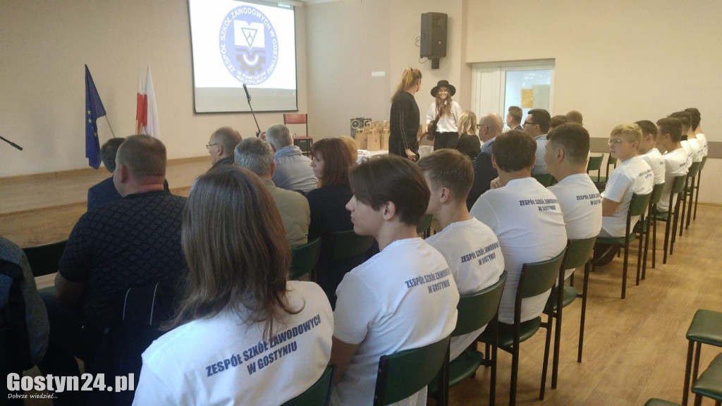 15 mechatroników z ZSZ Gostyń otrzymało certyfikaty