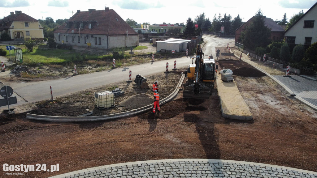 Postęp prac przy budowie ronda w Poniecu