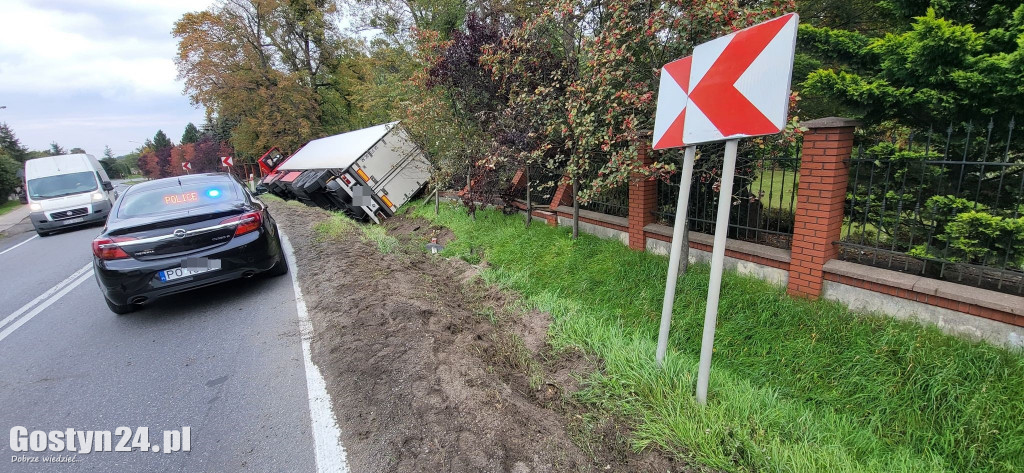 Tir wpadł do rowu w Godurowie