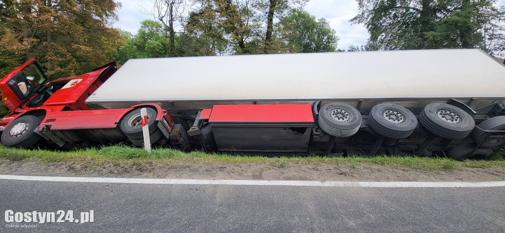 Tir wpadł do rowu w Godurowie