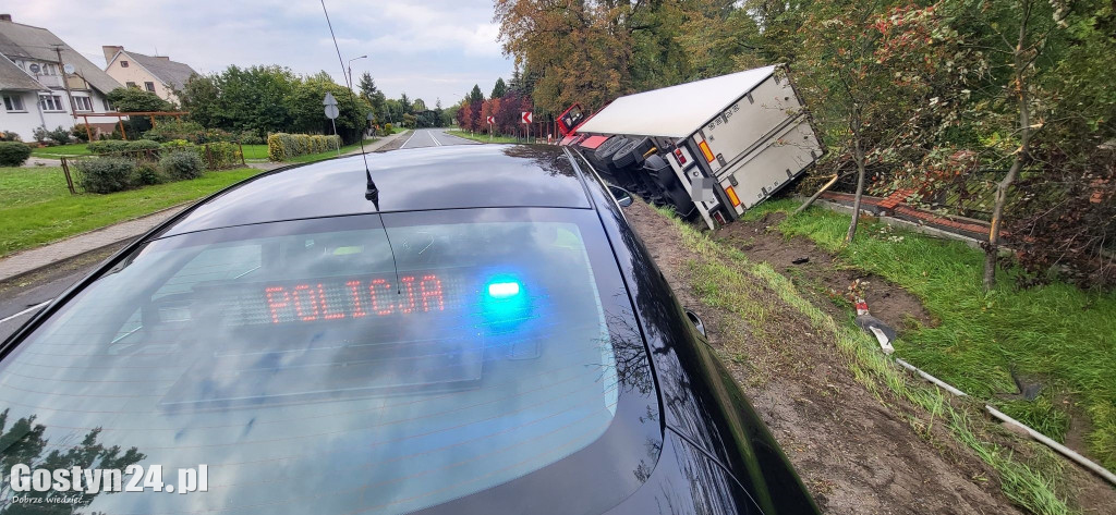 Tir wpadł do rowu w Godurowie