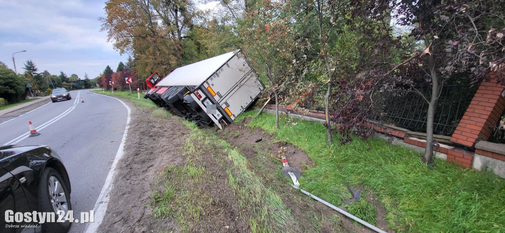 Tir wpadł do rowu w Godurowie
