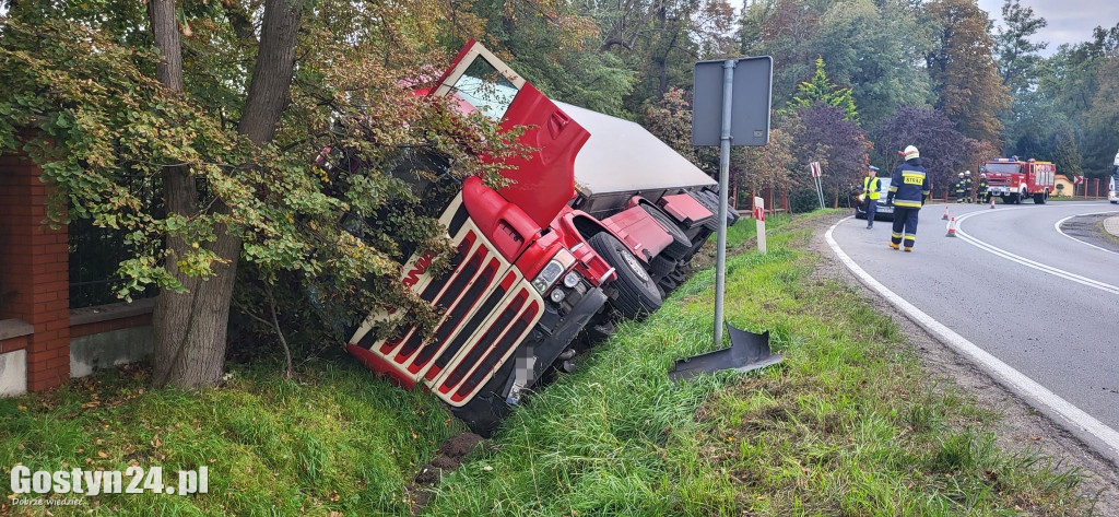 Tir wpadł do rowu w Godurowie