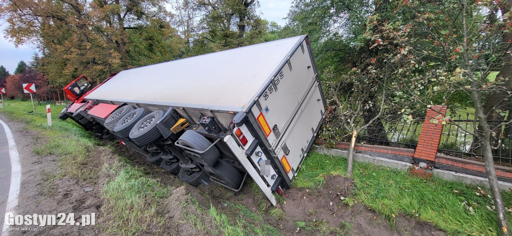 Tir wpadł do rowu w Godurowie