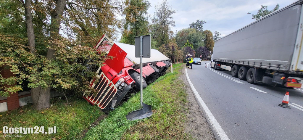 Tir wpadł do rowu w Godurowie