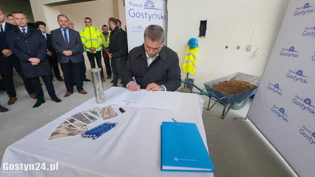 Umieszczenie aktu erekcyjnego w murach ZSZ Gostyń