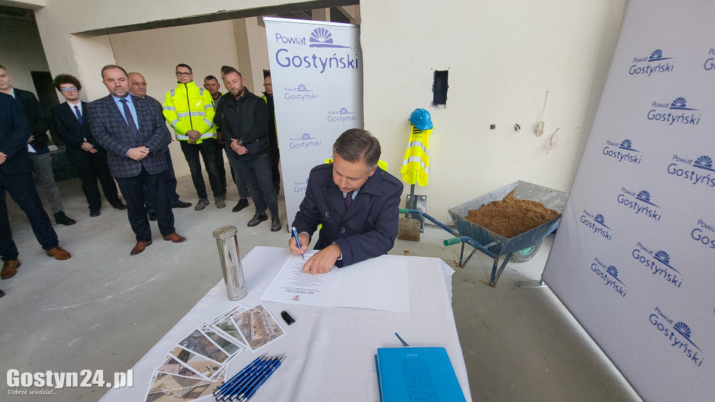 Umieszczenie aktu erekcyjnego w murach ZSZ Gostyń