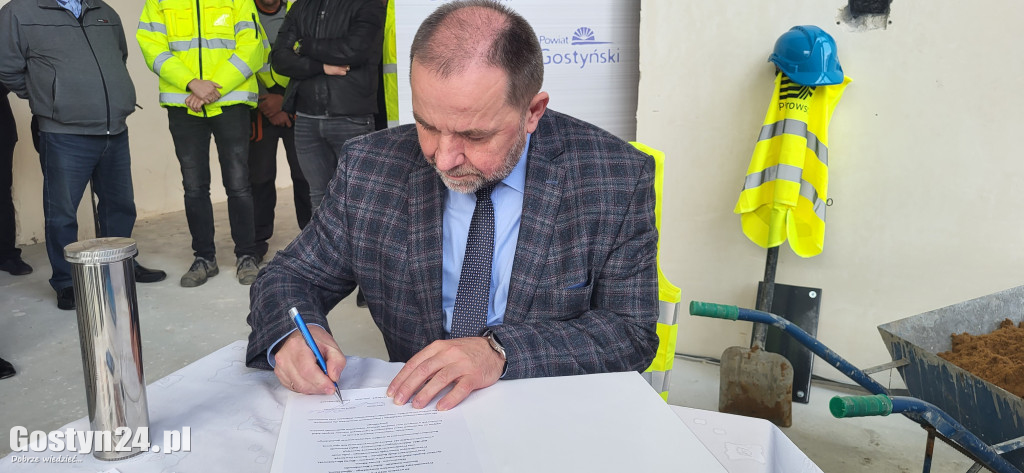 Umieszczenie aktu erekcyjnego w murach ZSZ Gostyń
