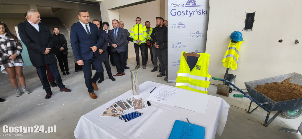 Umieszczenie aktu erekcyjnego w murach ZSZ Gostyń