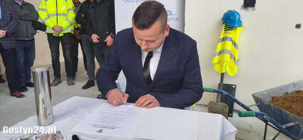 Umieszczenie aktu erekcyjnego w murach ZSZ Gostyń