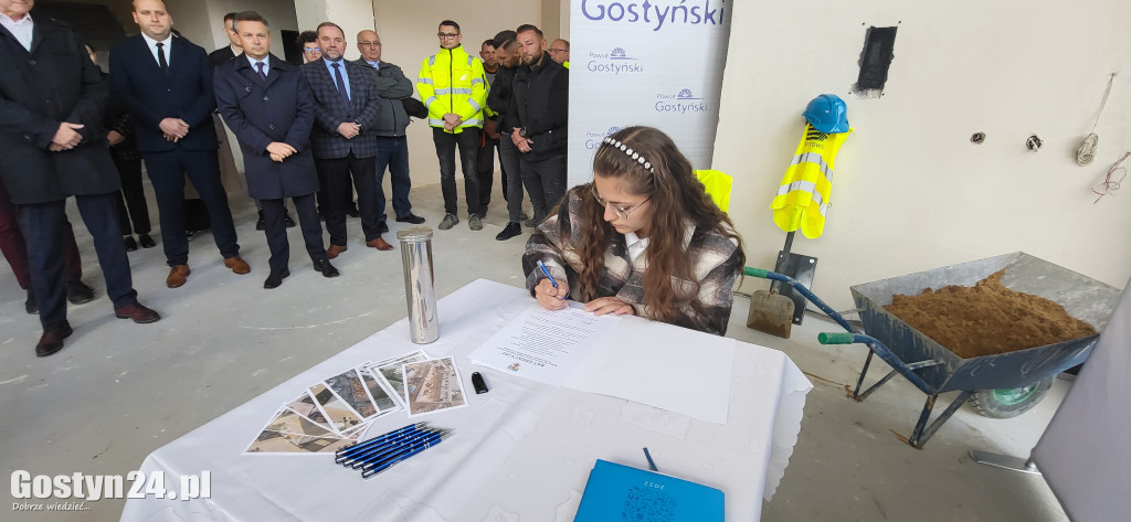 Umieszczenie aktu erekcyjnego w murach ZSZ Gostyń