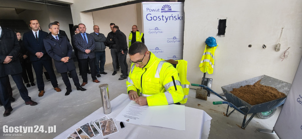 Umieszczenie aktu erekcyjnego w murach ZSZ Gostyń