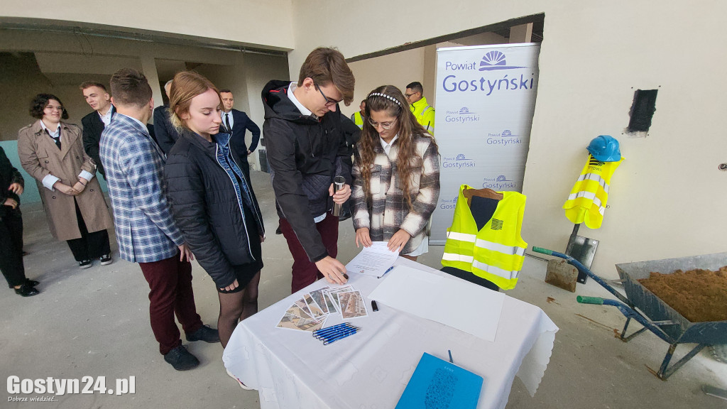 Umieszczenie aktu erekcyjnego w murach ZSZ Gostyń