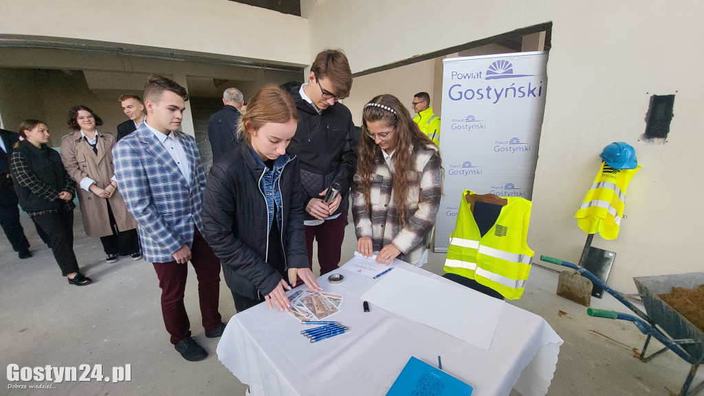 Umieszczenie aktu erekcyjnego w murach ZSZ Gostyń