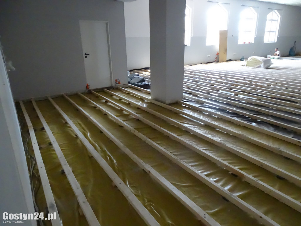 Remont podłogi w GOKSiAL w Pępowie