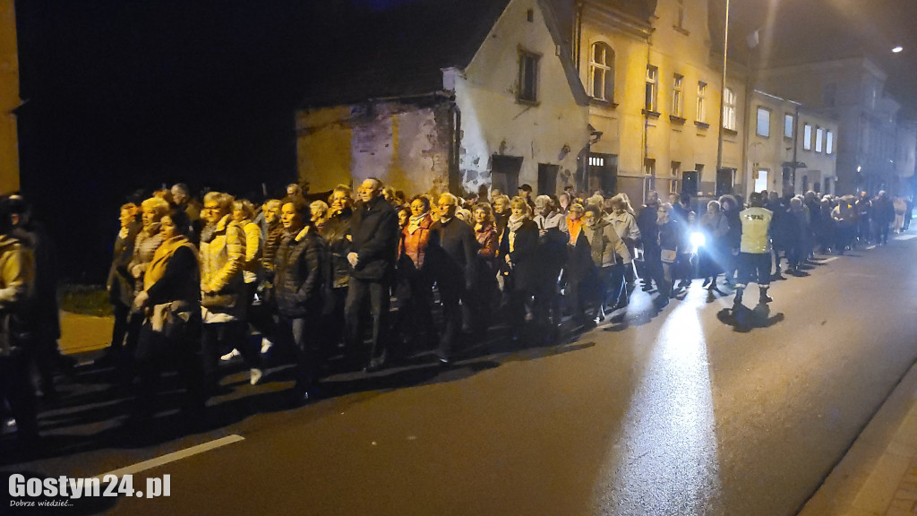 Ostatnia w tym roku Procesja Fatimska ulicami Gostynia