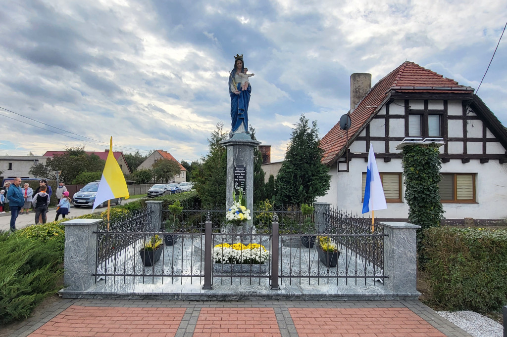 Poświęcenie figury Matki Bożej Wspomożenie Wiernych w Elżbietkowie