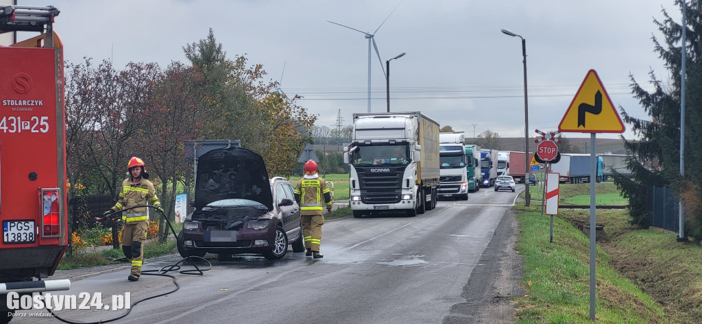 Pożar samochodu na wjeździe do Gostynia