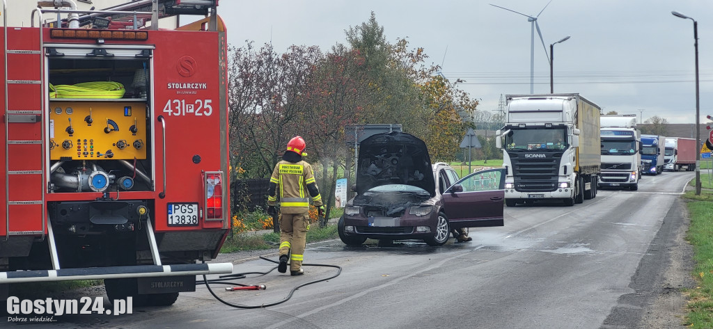 Pożar samochodu na wjeździe do Gostynia