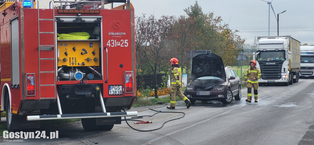 Pożar samochodu na wjeździe do Gostynia