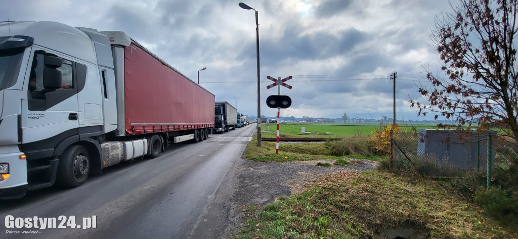 Pożar samochodu na wjeździe do Gostynia