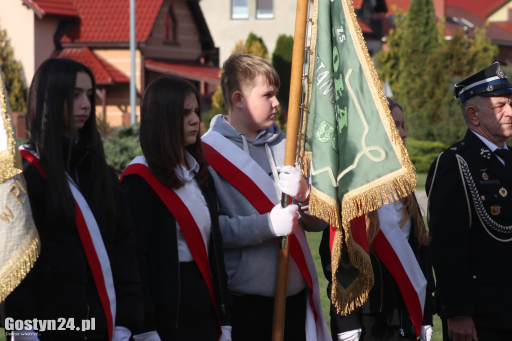 Maszt flagowy stanął przy szkole w Piaskach