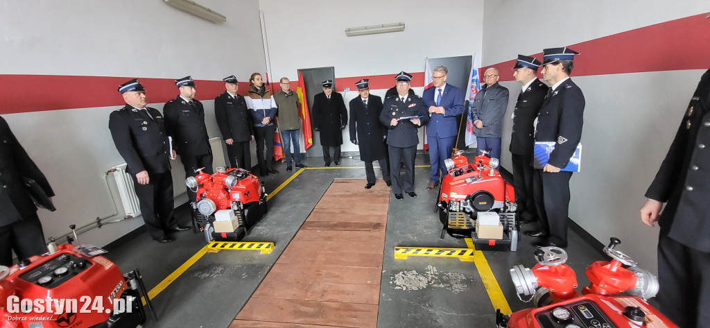 Przekazanie motopomp dla OSP w Pępowie
