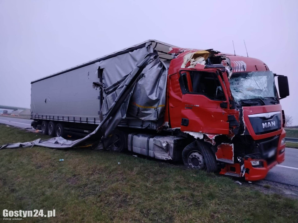 Zderzenie dwóch ciężarówek na S5
