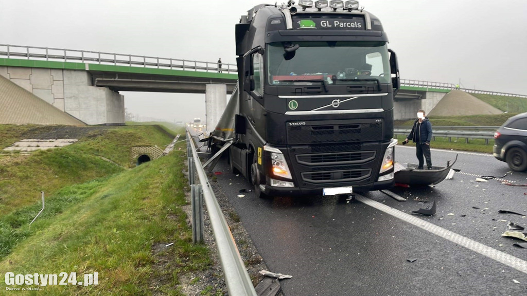 Zderzenie dwóch ciężarówek na S5