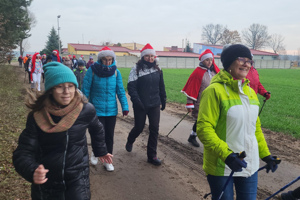 Piąty Mikołajkowy Marsz Nordic Walking w Dzięczynie