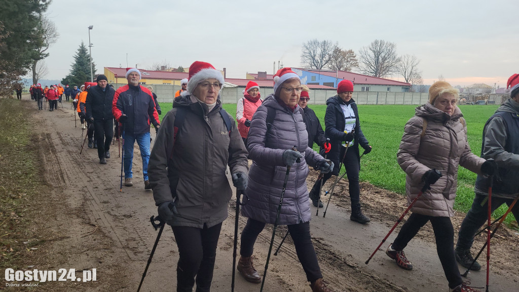 Piąty Mikołajkowy Marsz Nordic Walking w Dzięczynie