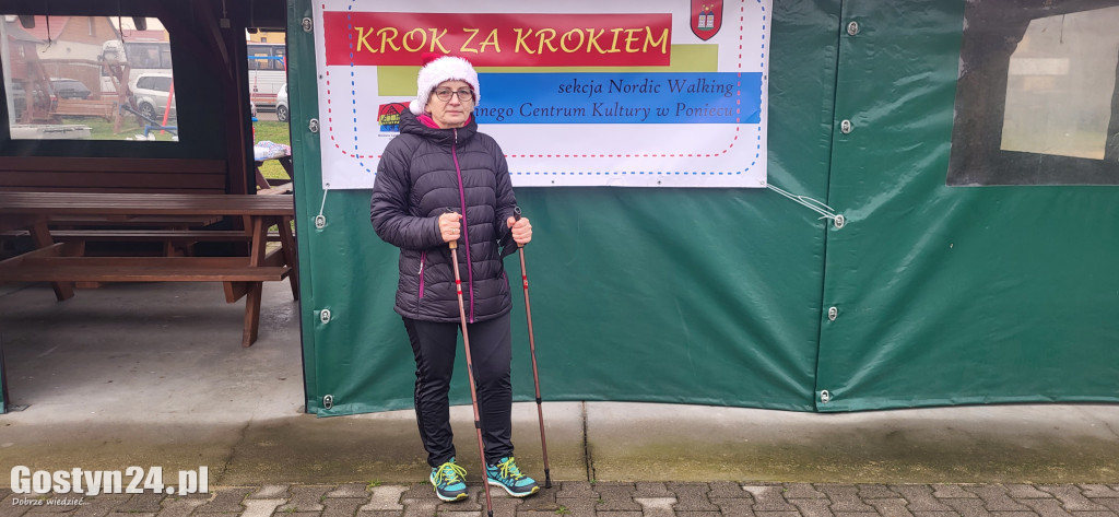 Piąty Mikołajkowy Marsz Nordic Walking w Dzięczynie