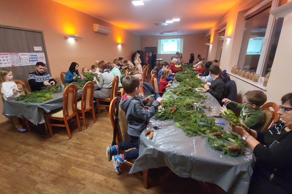 Tworzenie wianków bożonarodzeniowych w MGOK Borek Wlkp.