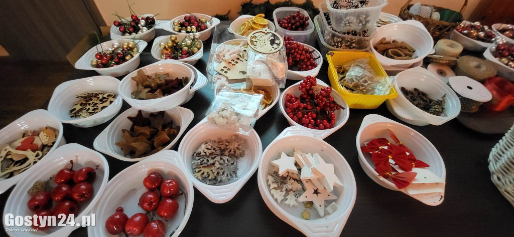Tworzenie wianków bożonarodzeniowych w MGOK Borek Wlkp.